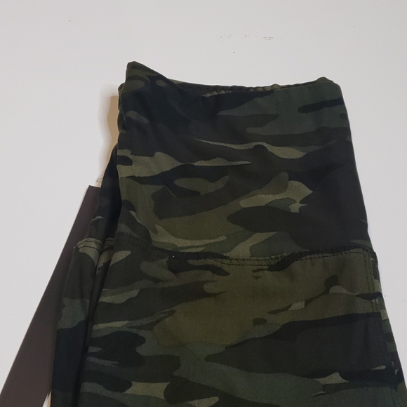 YOGA High Waistband Camo Legging - Picture 4 of 9